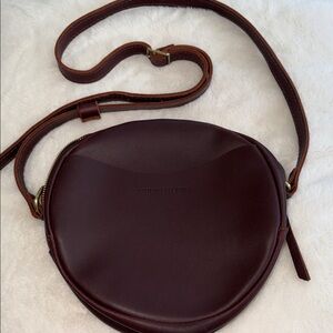 LARGE PORTLAND LEATHER ROUND PURSE LIKE NEW